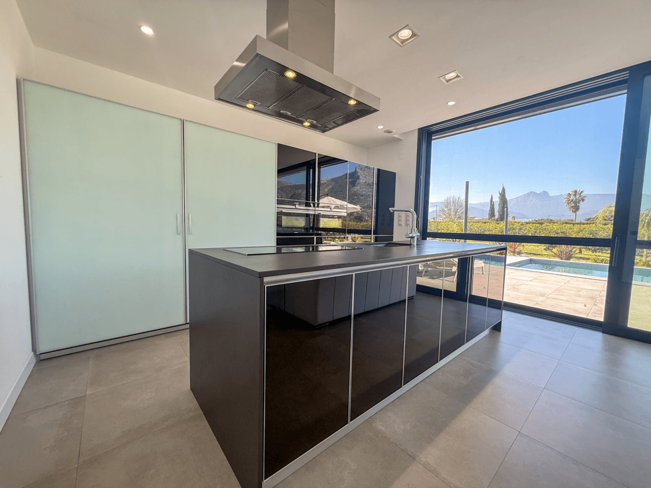Exklusive Villa mit 3 Schlafzimmern, Garage, Abstellraum und luxuriöser Ausstattung