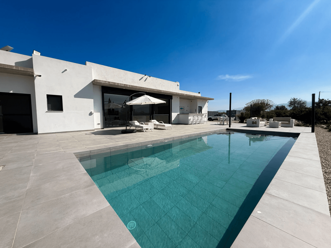 Exklusive Villa mit 3 Schlafzimmern, Garage, Abstellraum und luxuriöser Ausstattung