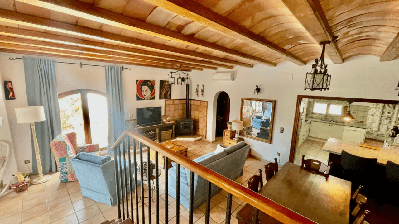 Villa zu verkaufen in Alcalali: Innerhalb des Dorfes und mit separatem Gästehaus