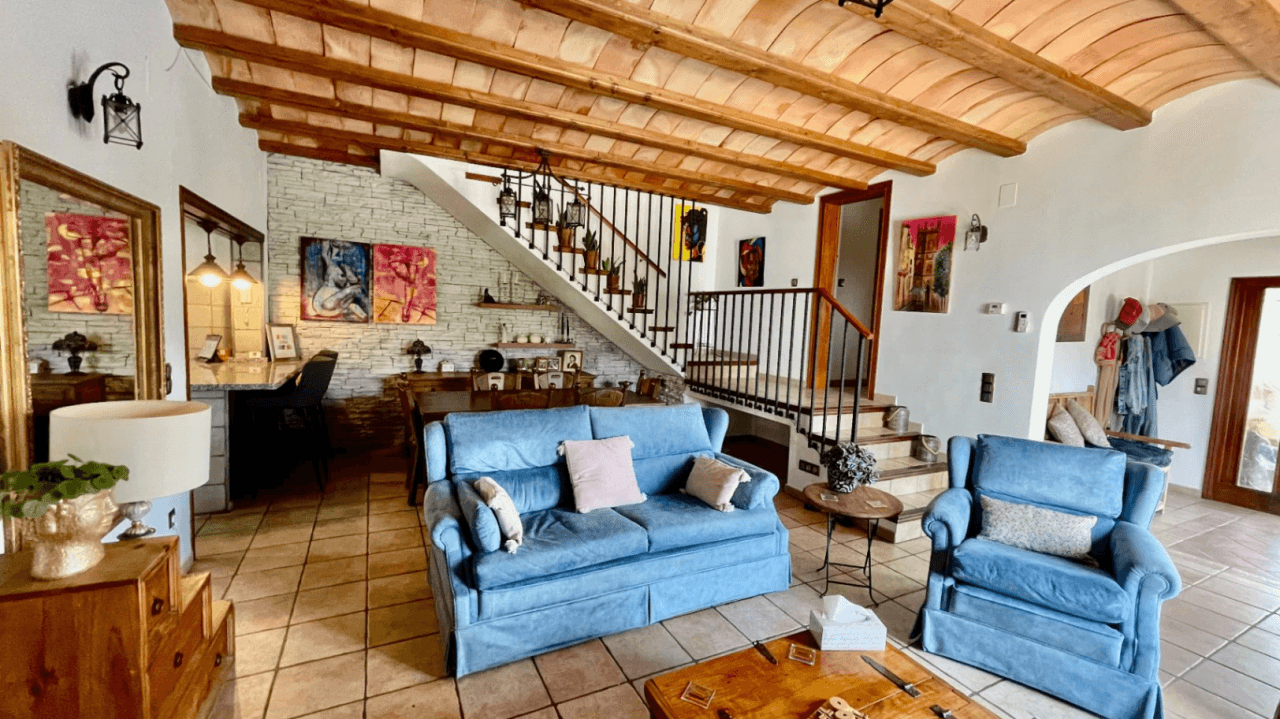 Villa zu verkaufen in Alcalali: Innerhalb des Dorfes und mit separatem Gästehaus