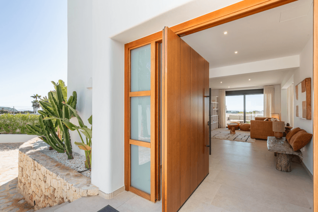 Ibiza-Stil Luxusvilla in Moraira — Mediterrane Eleganz nur 1 km vom Meer entfernt