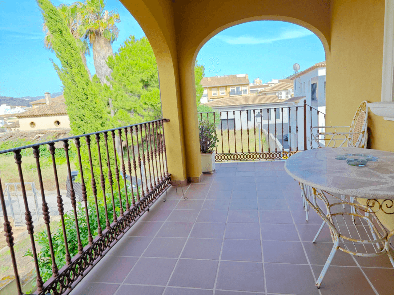 Villa de 270 m2 avec piscine à vendre à Pedreguer, quartier résidentiel à deux pas du centre