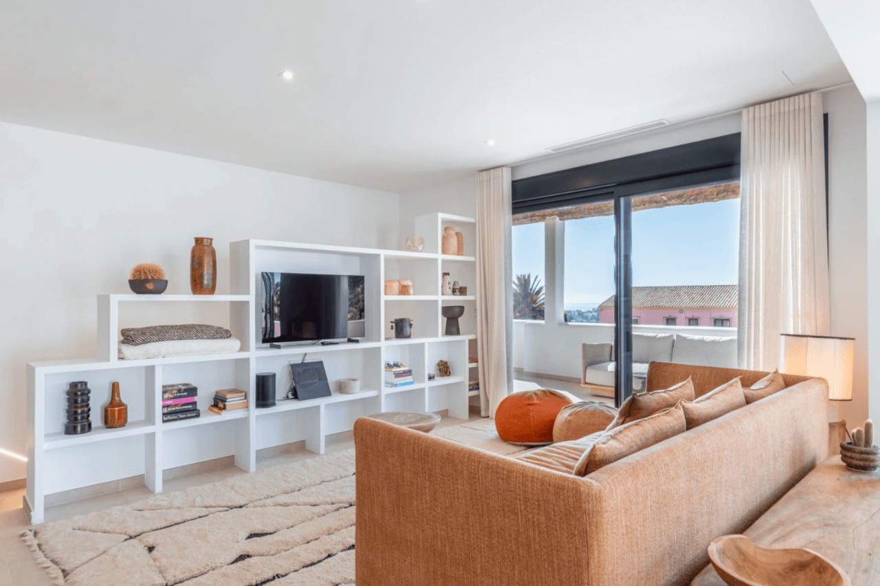 Ibiza-Stil Luxusvilla in Moraira — Mediterrane Eleganz nur 1 km vom Meer entfernt