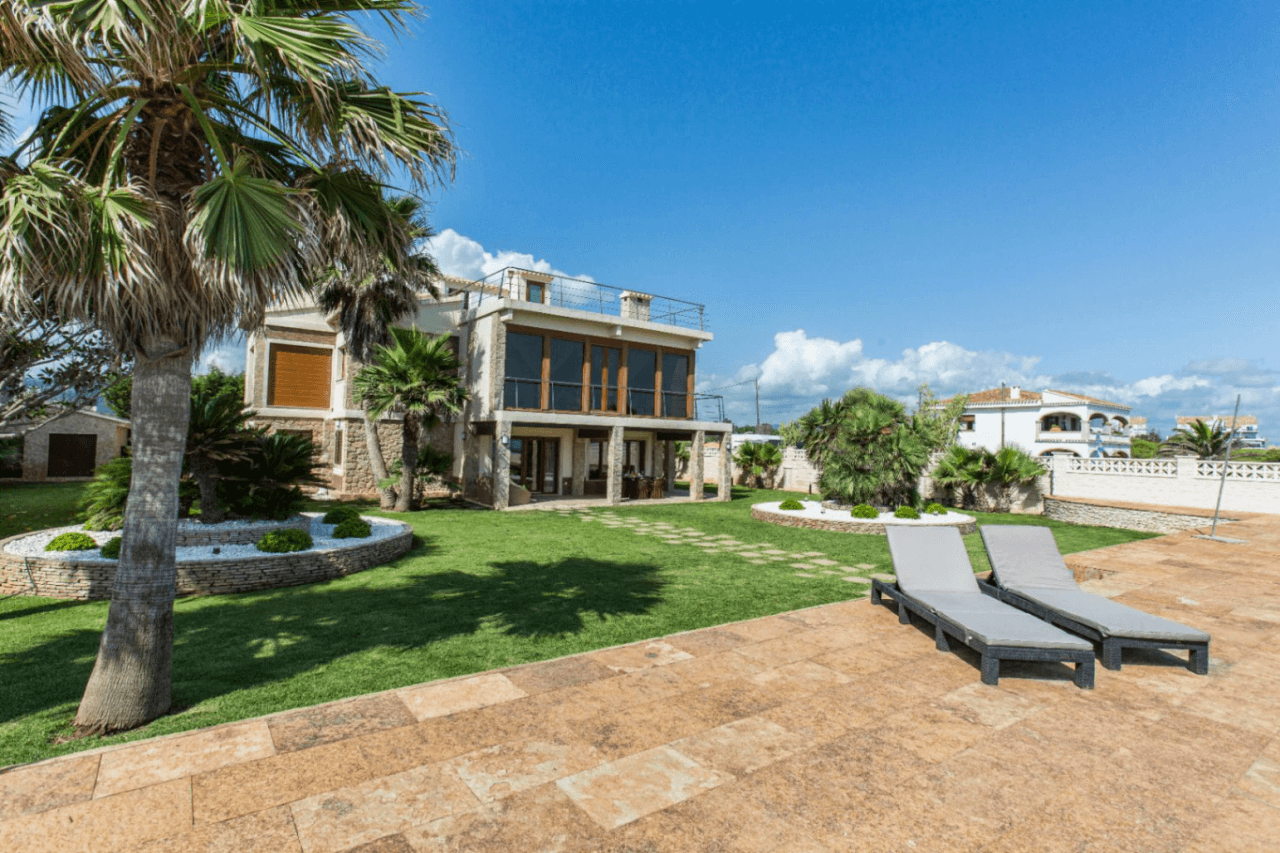 Maison spectaculaire en première ligne de plage – Un paradis face à la mer