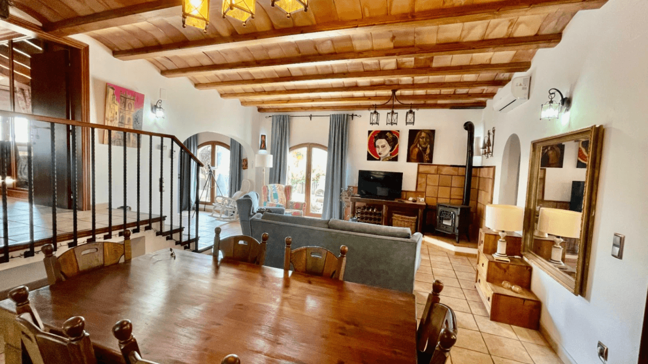 Villa zu verkaufen in Alcalali: Innerhalb des Dorfes und mit separatem Gästehaus