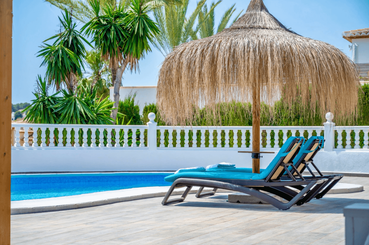 Exklusive, trendige und vollständig renovierte Villa mit Panoramameerblick zum Verkauf in Moraira – Toplage in der Nähe von Zentrum und Strand.