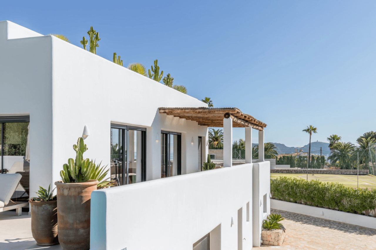 Ibiza-Stil Luxusvilla in Moraira — Mediterrane Eleganz nur 1 km vom Meer entfernt