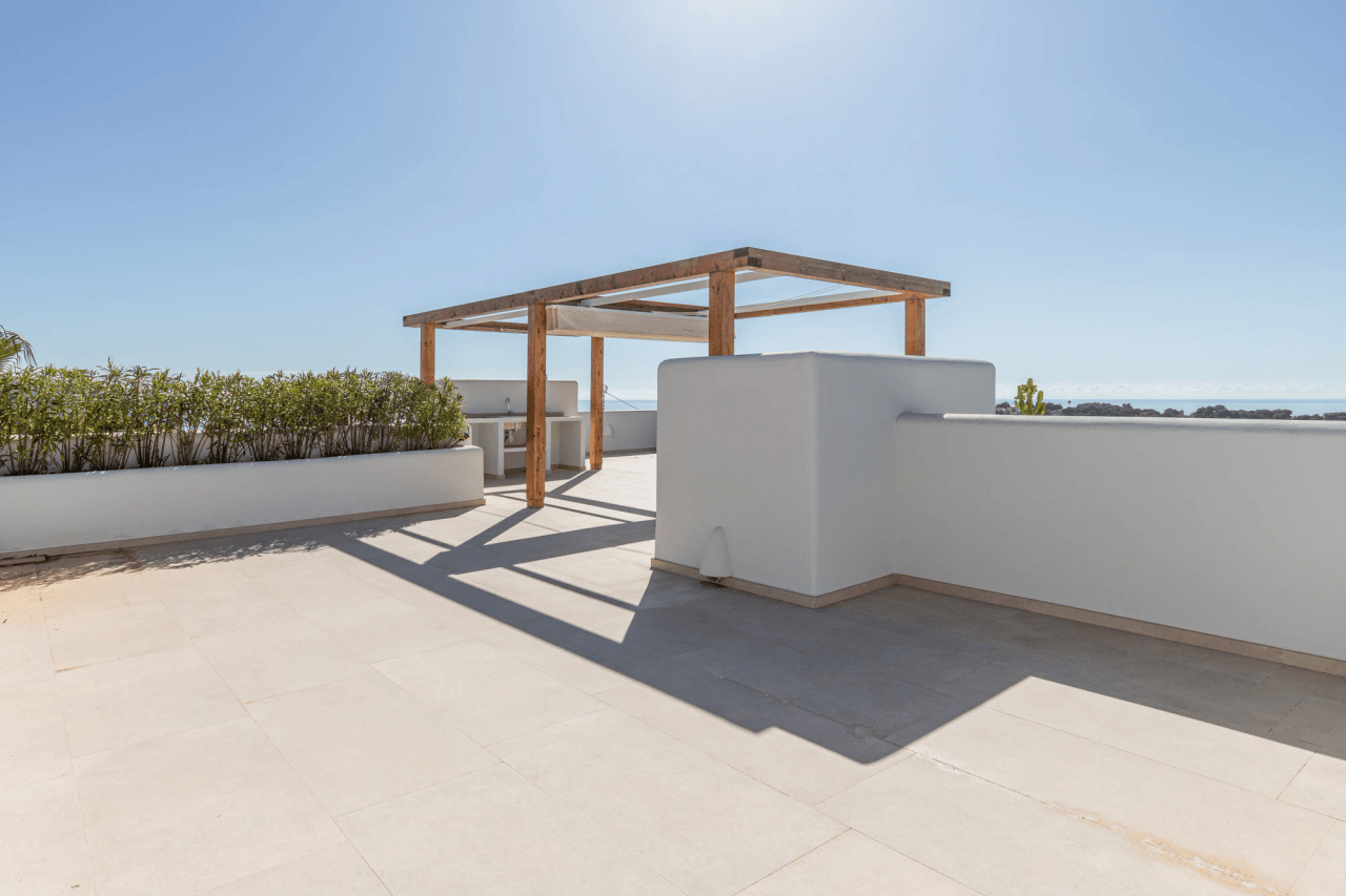 Ibiza-Stil Luxusvilla in Moraira — Mediterrane Eleganz nur 1 km vom Meer entfernt
