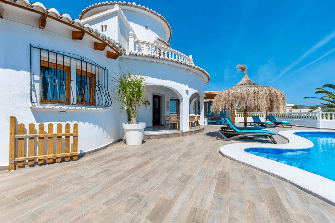 Exklusive, trendige und vollständig renovierte Villa mit Panoramameerblick zum Verkauf in Moraira – Toplage in der Nähe von Zentrum und Strand.