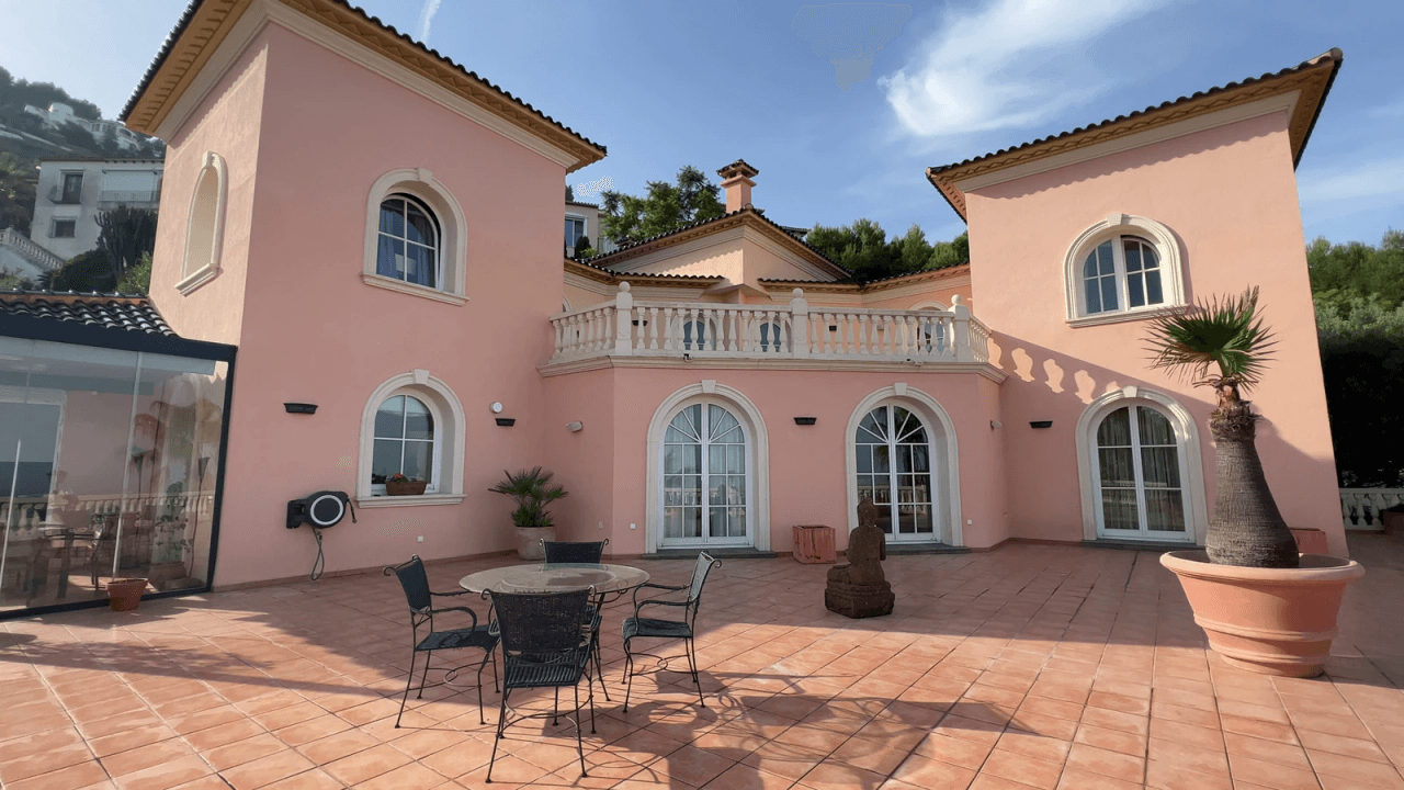 Magnifique villa avec vue sur la mer, avec 5 chambres, 4 salles de bains, 425 m2 de superficie habitable, 300 ms de terrasse.