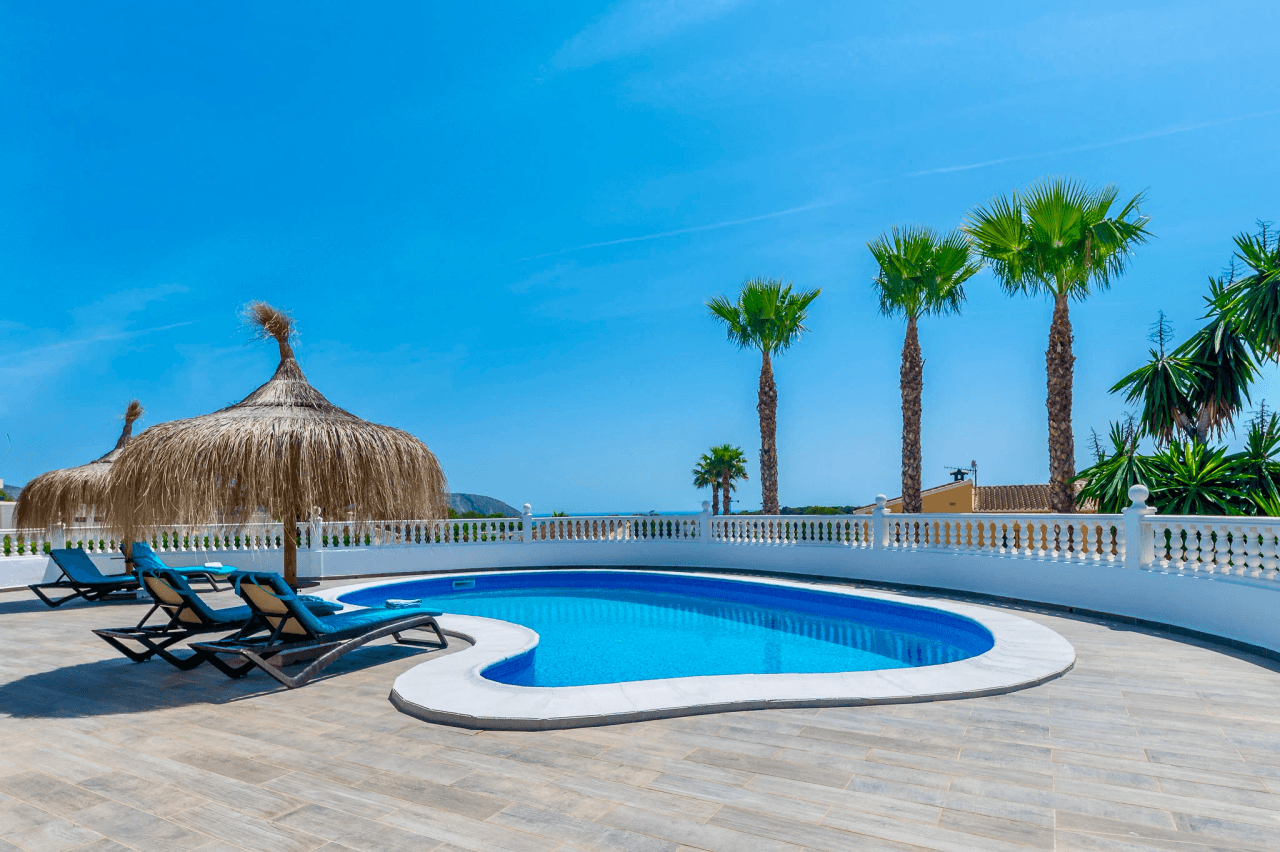 Exklusive, trendige und vollständig renovierte Villa mit Panoramameerblick zum Verkauf in Moraira – Toplage in der Nähe von Zentrum und Strand.