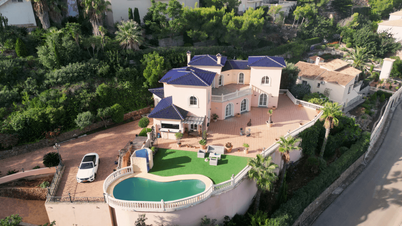Magnifique villa avec vue sur la mer, avec 5 chambres, 4 salles de bains, 425 m2 de superficie habitable, 300 ms de terrasse.