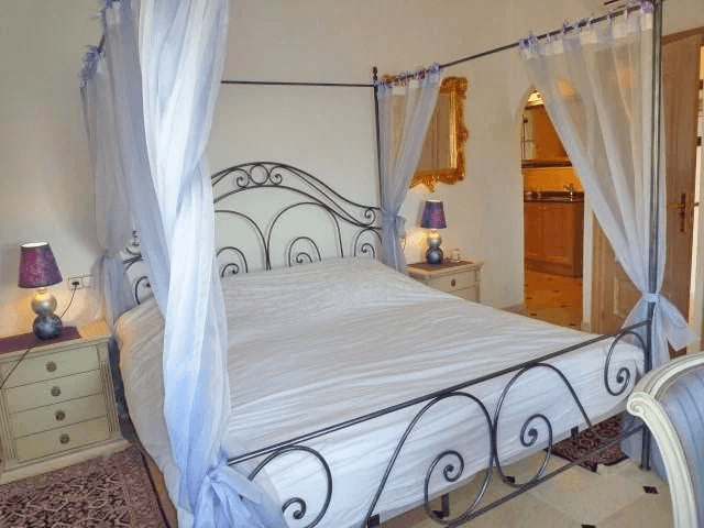 Magnifique villa avec vue sur la mer, avec 5 chambres, 4 salles de bains, 425 m2 de superficie habitable, 300 ms de terrasse.