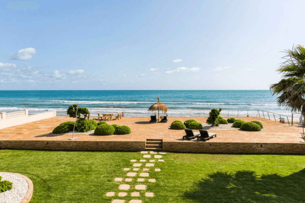 Maison spectaculaire en première ligne de plage – Un paradis face à la mer