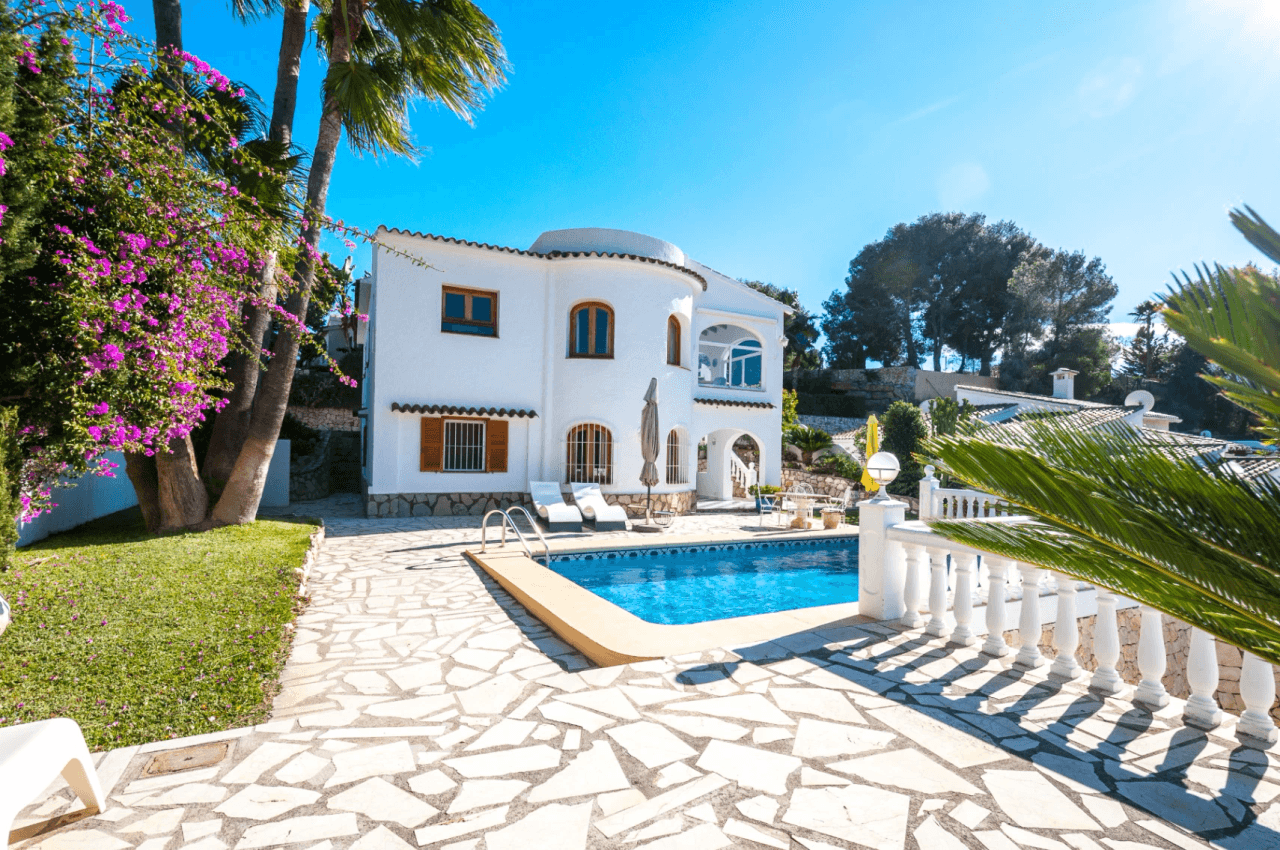Mediterrane Villa mit Südwest-Ausrichtung in Benissa nahe dem San Jaime Golfclub.