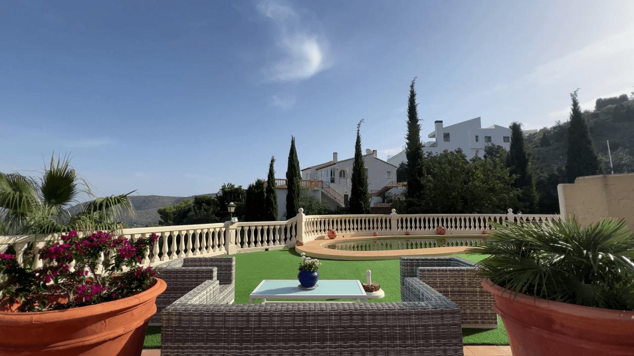 Magnifique villa avec vue sur la mer, avec 5 chambres, 4 salles de bains, 425 m2 de superficie habitable, 300 ms de terrasse.