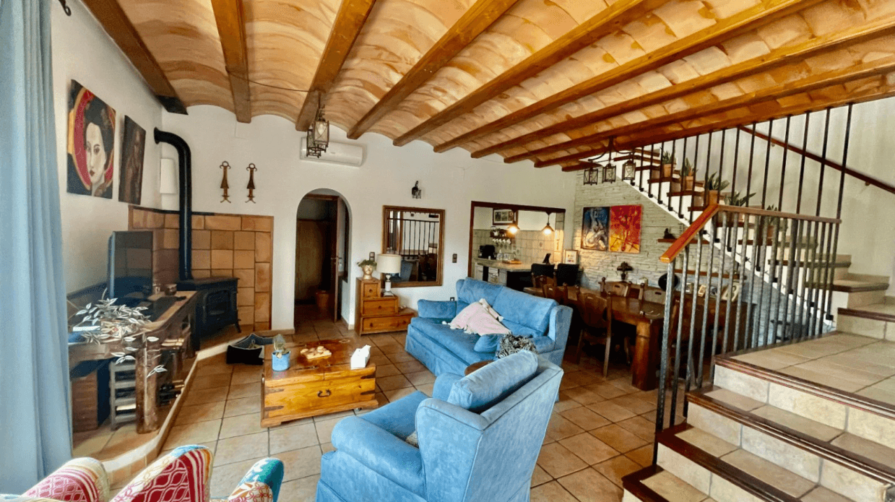 Villa zu verkaufen in Alcalali: Innerhalb des Dorfes und mit separatem Gästehaus