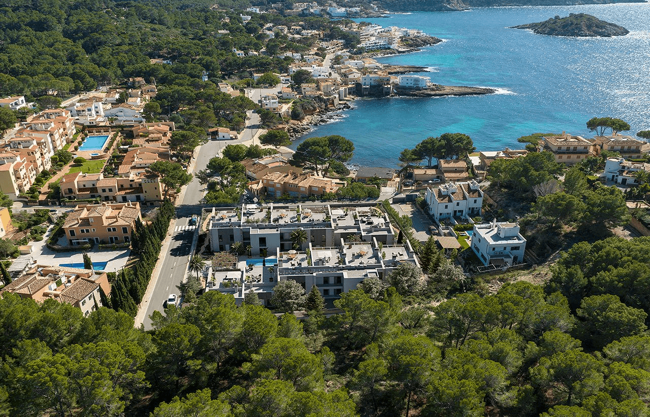 Appartements avec 3 chambres, 2 salles de bain, air conditionné, piscine communautaire et parking à seulement 100 m de la mer