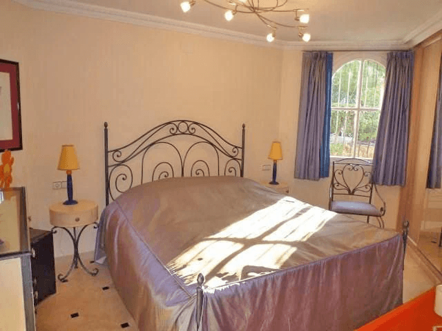 Magnifique villa avec vue sur la mer, avec 5 chambres, 4 salles de bains, 425 m2 de superficie habitable, 300 ms de terrasse.