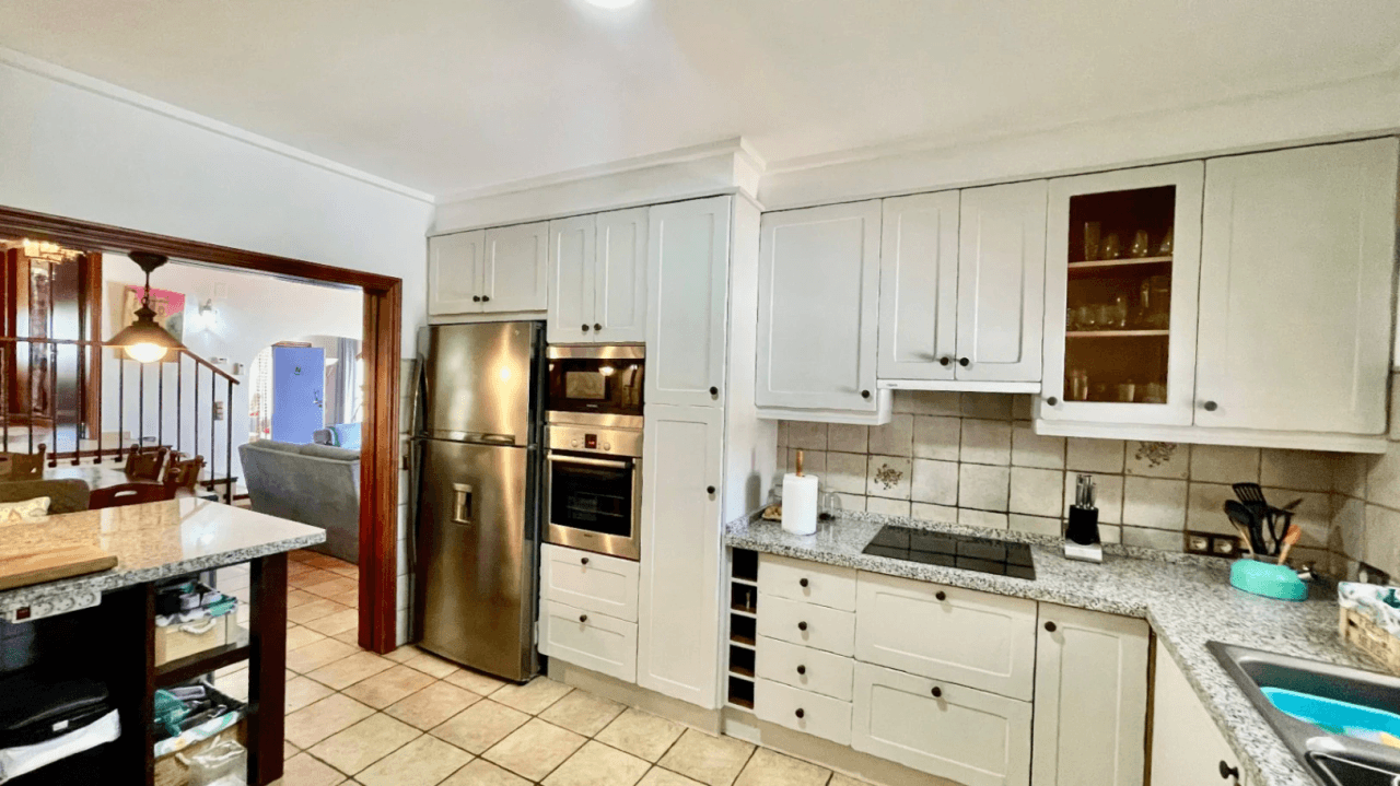 Villa zu verkaufen in Alcalali: Innerhalb des Dorfes und mit separatem Gästehaus