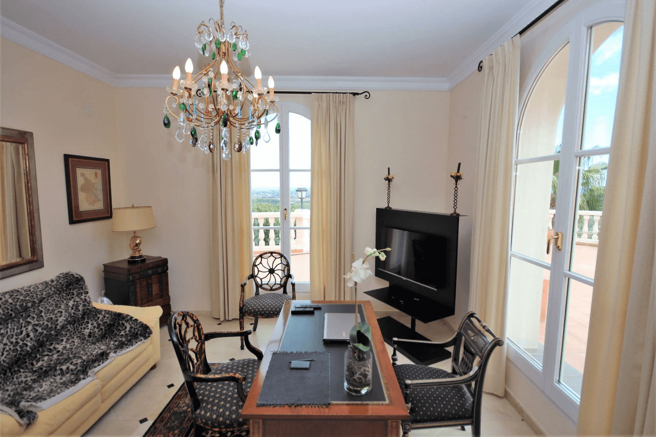 Magnifique villa avec vue sur la mer, avec 5 chambres, 4 salles de bains, 425 m2 de superficie habitable, 300 ms de terrasse.