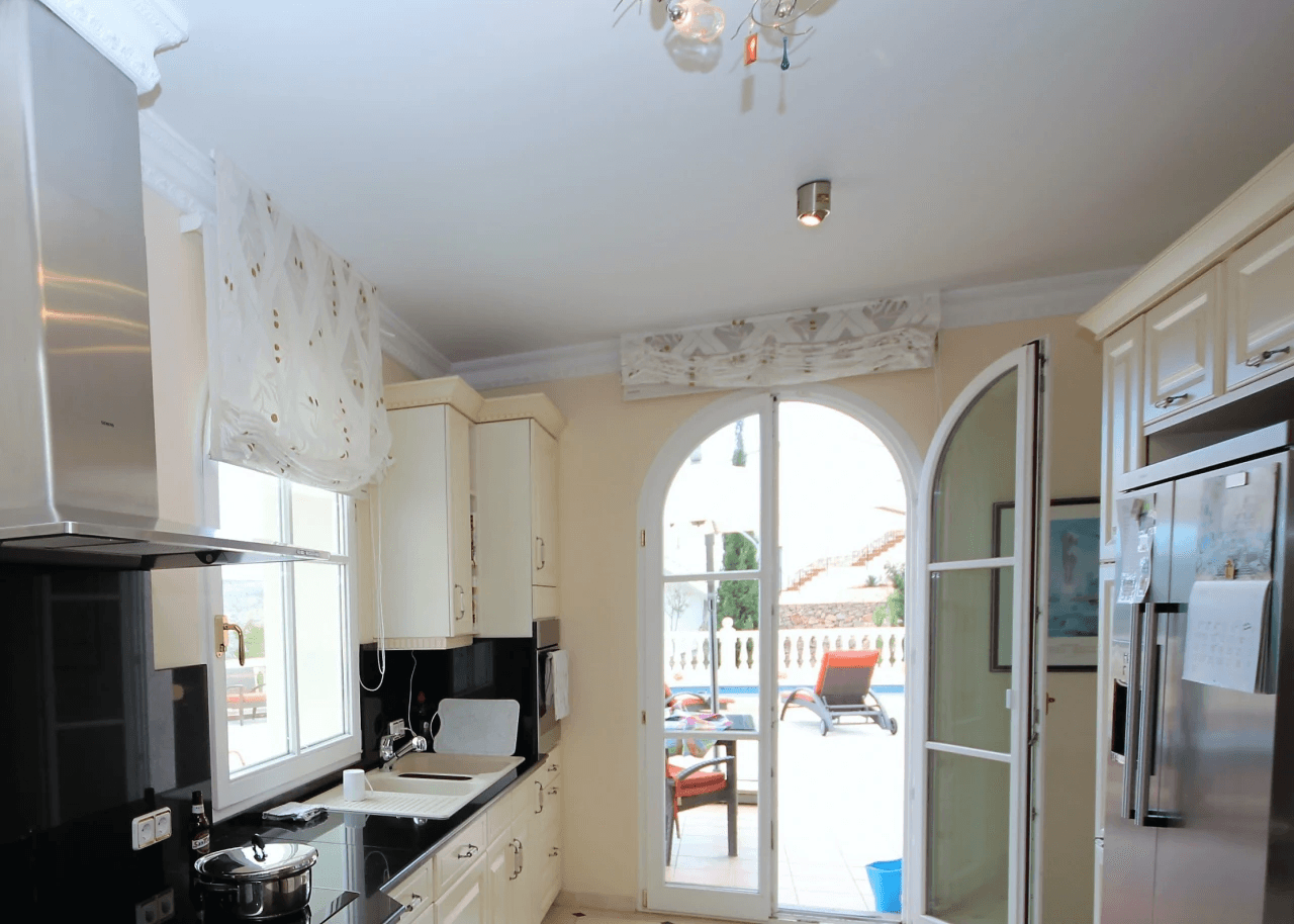 Magnifique villa avec vue sur la mer, avec 5 chambres, 4 salles de bains, 425 m2 de superficie habitable, 300 ms de terrasse.