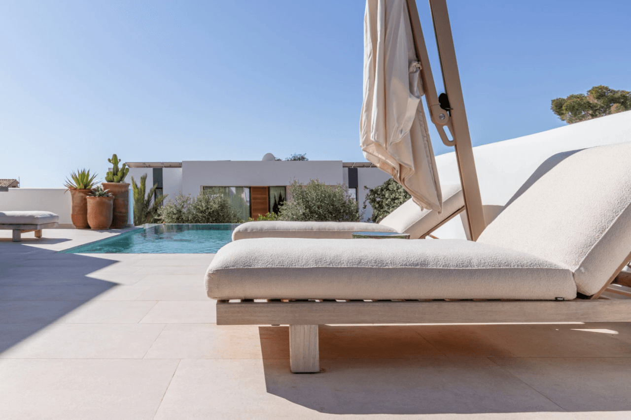 Ibiza-Stil Luxusvilla in Moraira — Mediterrane Eleganz nur 1 km vom Meer entfernt