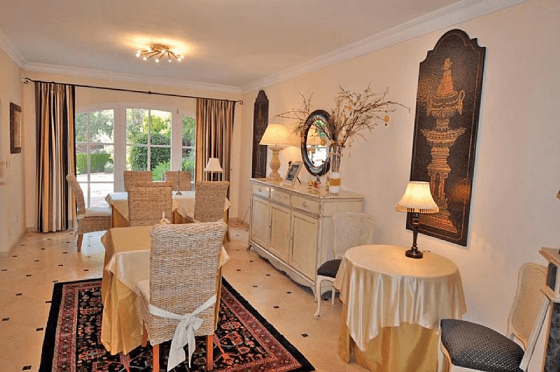 Magnifique villa avec vue sur la mer, avec 5 chambres, 4 salles de bains, 425 m2 de superficie habitable, 300 ms de terrasse.