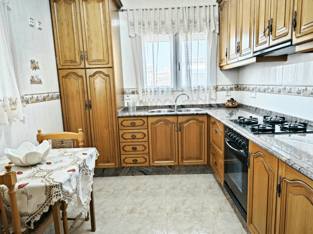 Villa de 270 m2 avec piscine à vendre à Pedreguer, quartier résidentiel à deux pas du centre