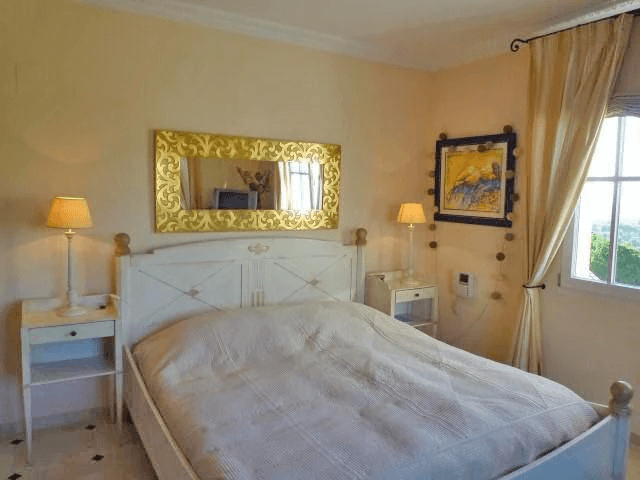Magnifique villa avec vue sur la mer, avec 5 chambres, 4 salles de bains, 425 m2 de superficie habitable, 300 ms de terrasse.