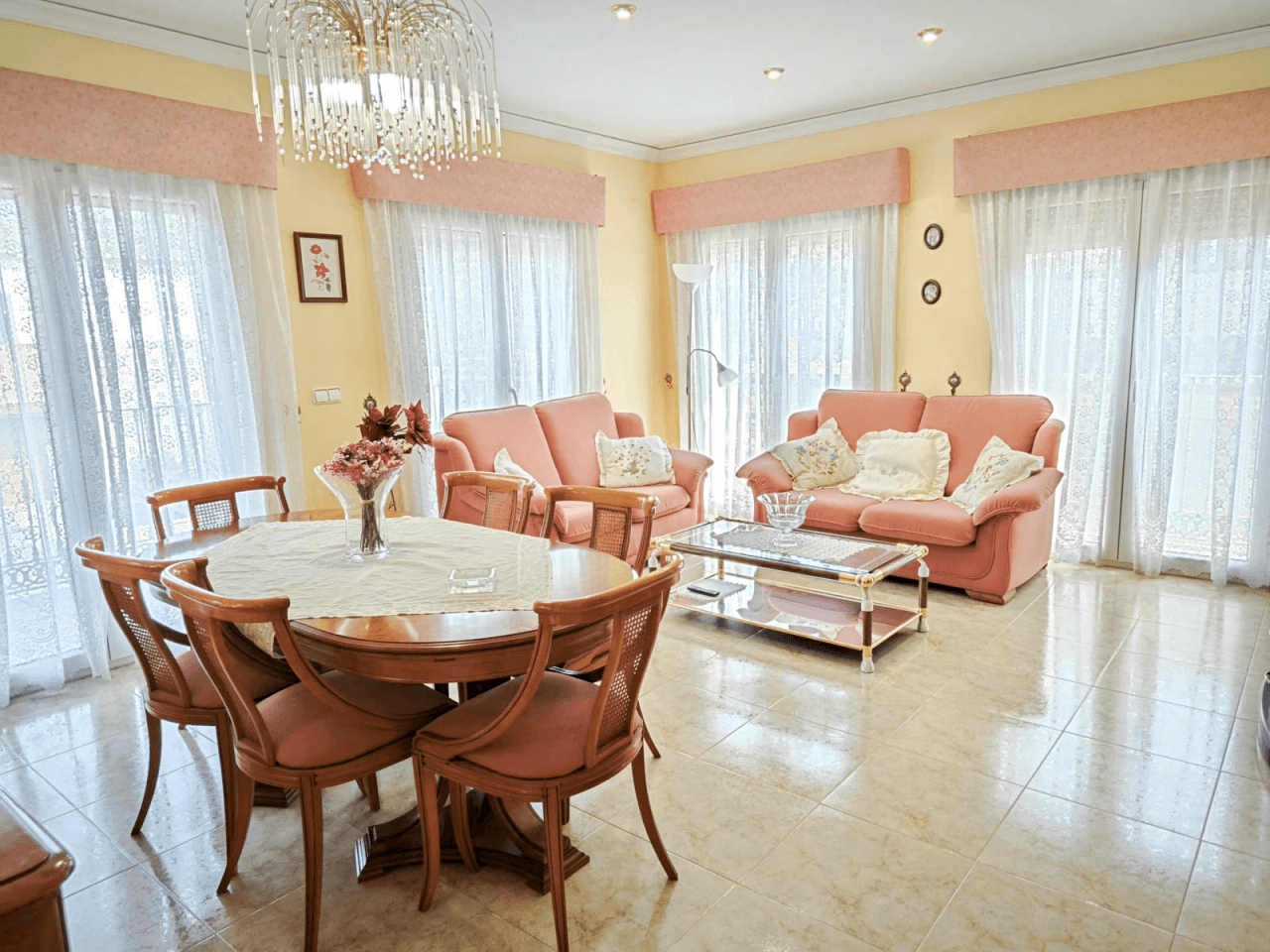 Villa de 270 m2 avec piscine à vendre à Pedreguer, quartier résidentiel à deux pas du centre