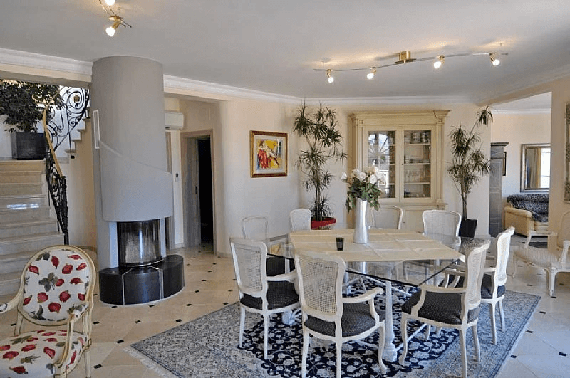 Magnifique villa avec vue sur la mer, avec 5 chambres, 4 salles de bains, 425 m2 de superficie habitable, 300 ms de terrasse.