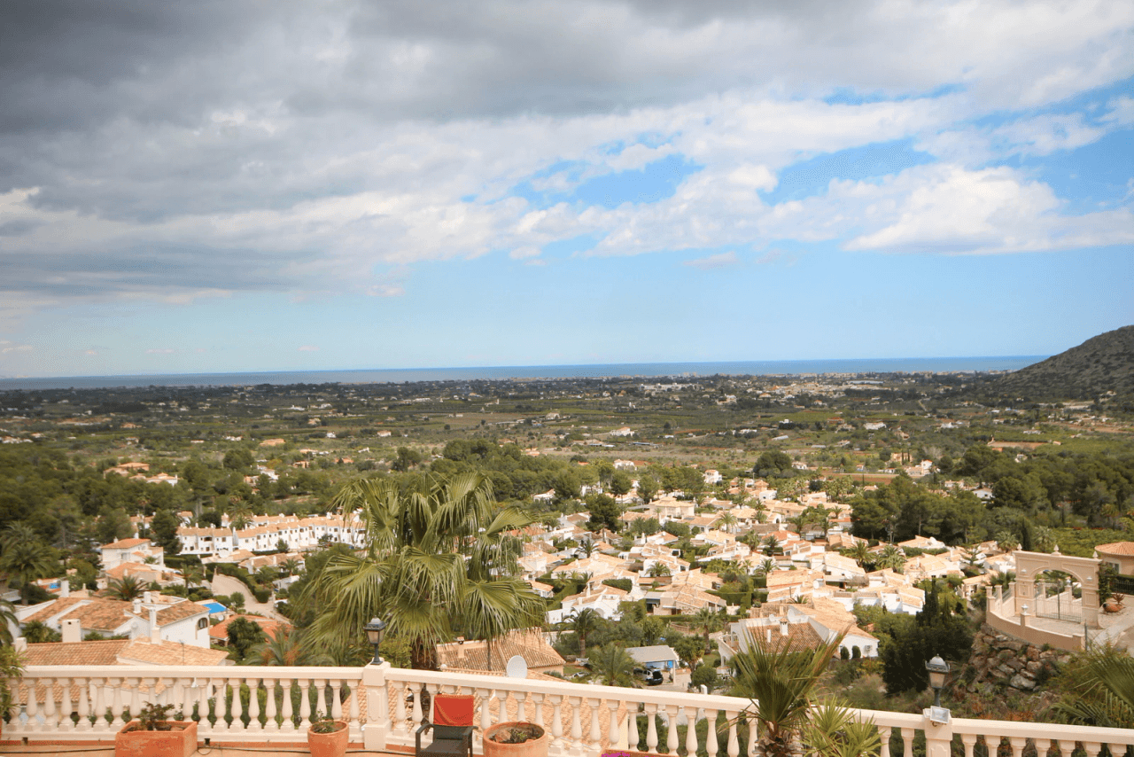 Magnifique villa avec vue sur la mer, avec 5 chambres, 4 salles de bains, 425 m2 de superficie habitable, 300 ms de terrasse.