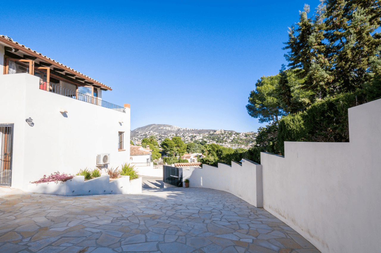 Villa con Vista al Mar en Venta en Moraira a Distancia a Pie de la Playa