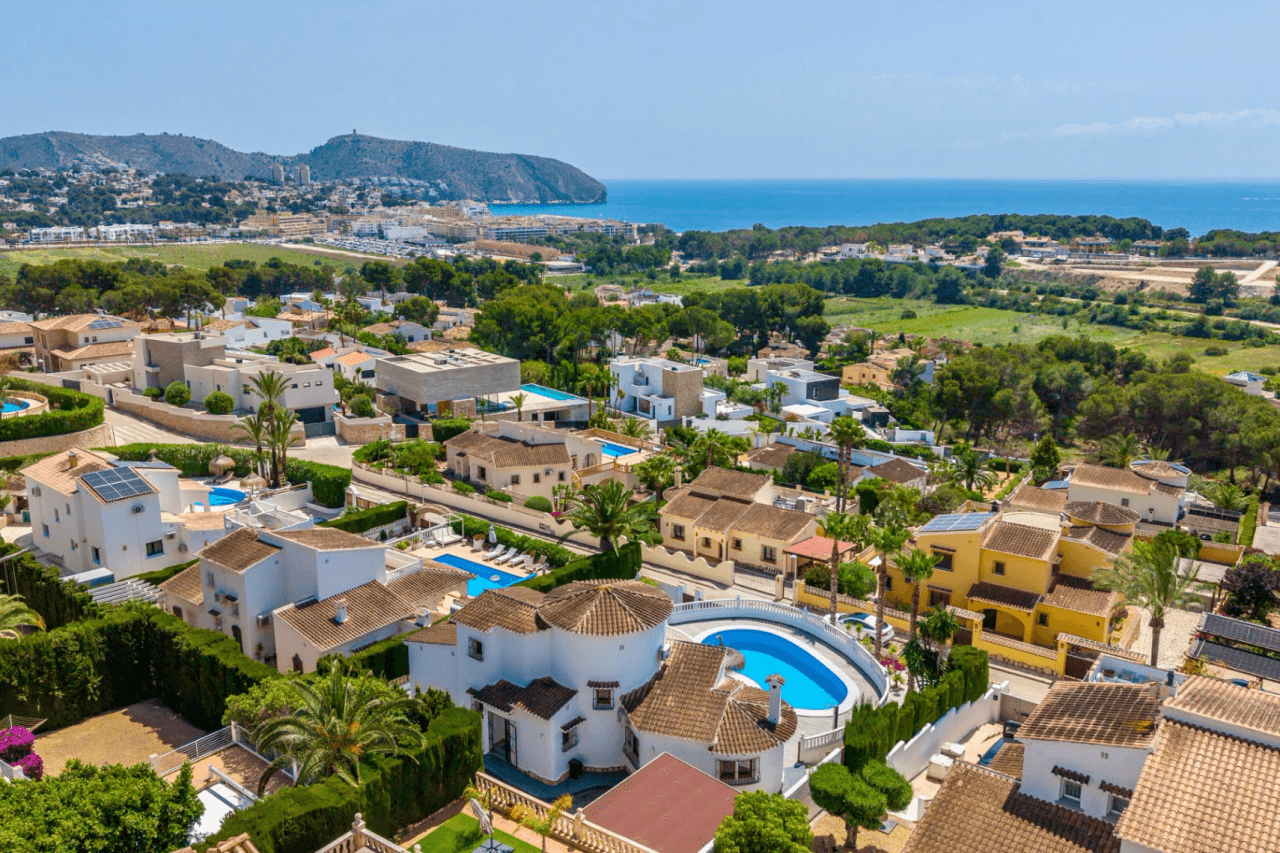 Exklusive, trendige und vollständig renovierte Villa mit Panoramameerblick zum Verkauf in Moraira – Toplage in der Nähe von Zentrum und Strand.