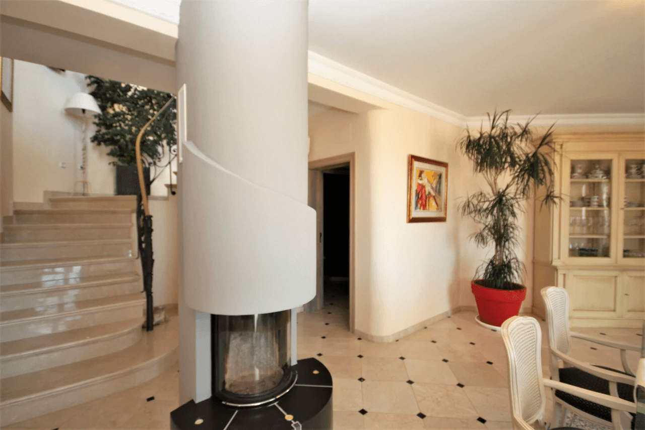 Magnifique villa avec vue sur la mer, avec 5 chambres, 4 salles de bains, 425 m2 de superficie habitable, 300 ms de terrasse.