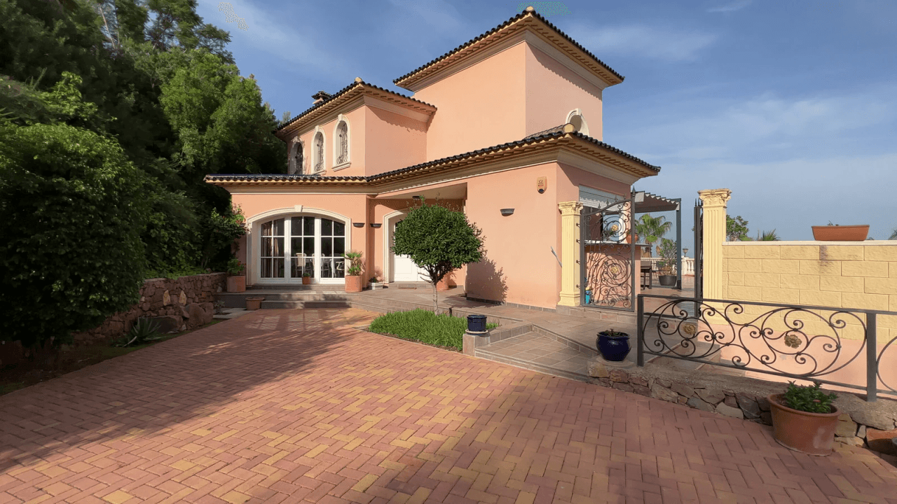 Magnifique villa avec vue sur la mer, avec 5 chambres, 4 salles de bains, 425 m2 de superficie habitable, 300 ms de terrasse.