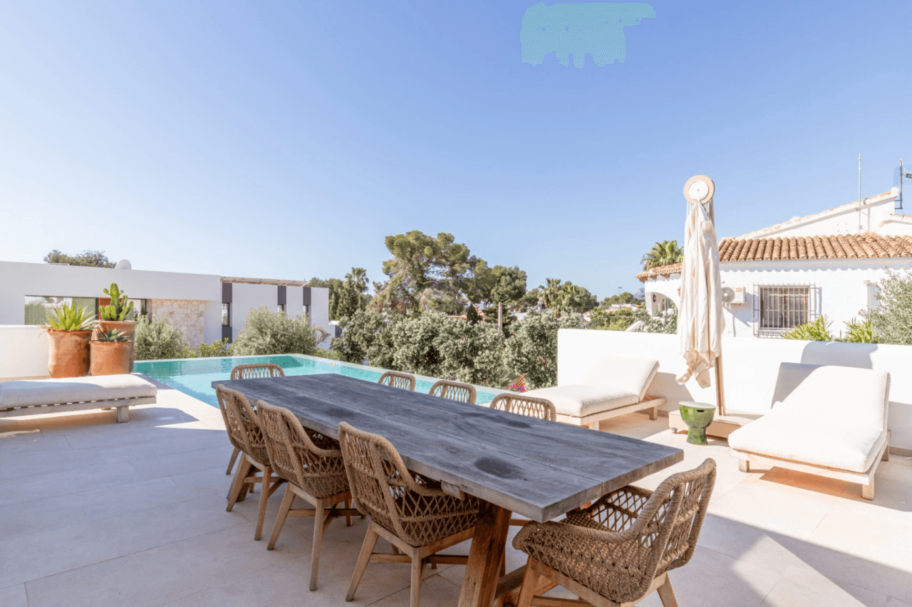Ibiza-Stil Luxusvilla in Moraira — Mediterrane Eleganz nur 1 km vom Meer entfernt