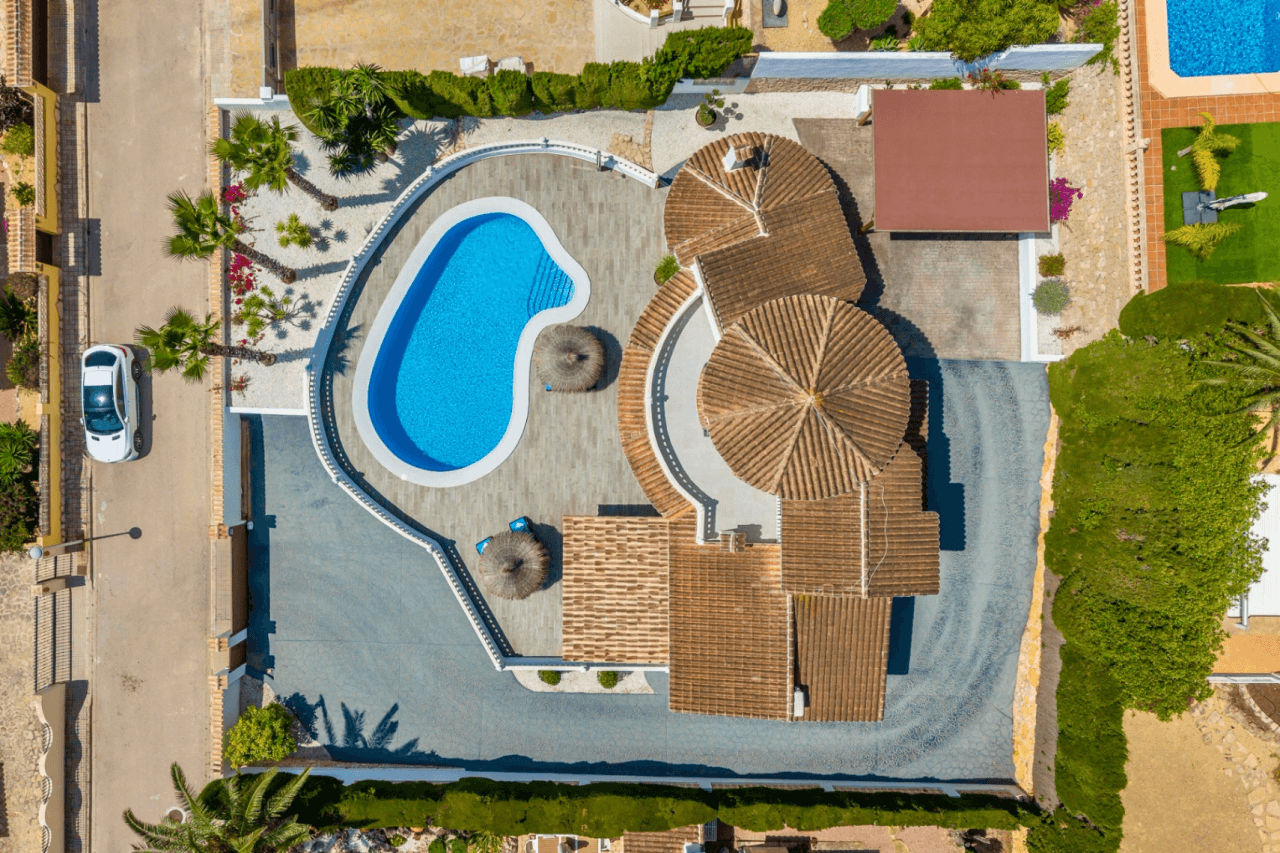 Exklusive, trendige und vollständig renovierte Villa mit Panoramameerblick zum Verkauf in Moraira – Toplage in der Nähe von Zentrum und Strand.