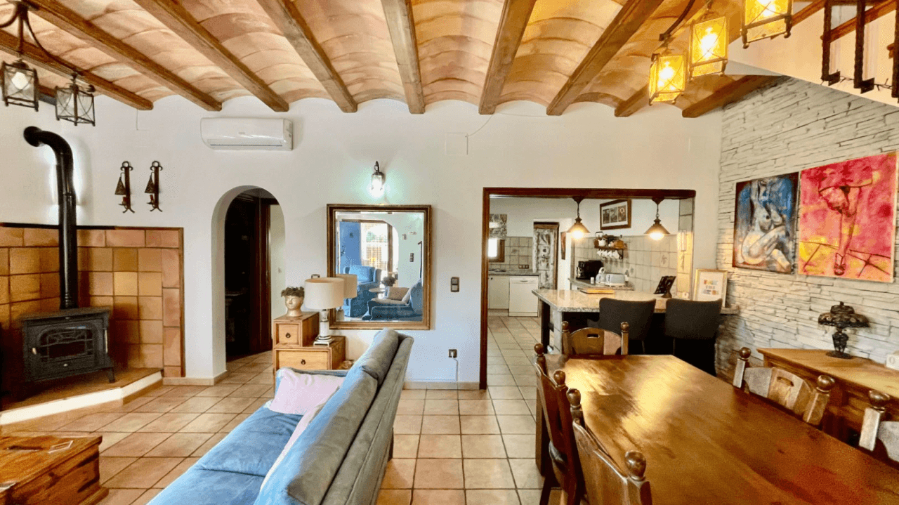 Villa zu verkaufen in Alcalali: Innerhalb des Dorfes und mit separatem Gästehaus