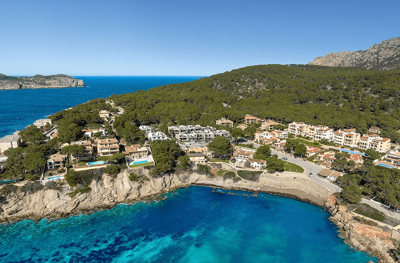 Appartements avec 3 chambres, 2 salles de bain, air conditionné, piscine communautaire et parking à seulement 100 m de la mer
