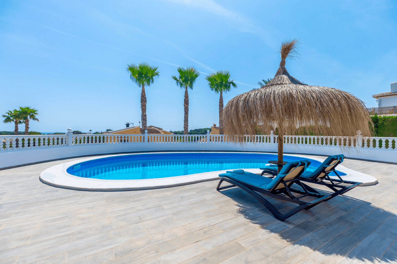 Exklusive, trendige und vollständig renovierte Villa mit Panoramameerblick zum Verkauf in Moraira – Toplage in der Nähe von Zentrum und Strand.