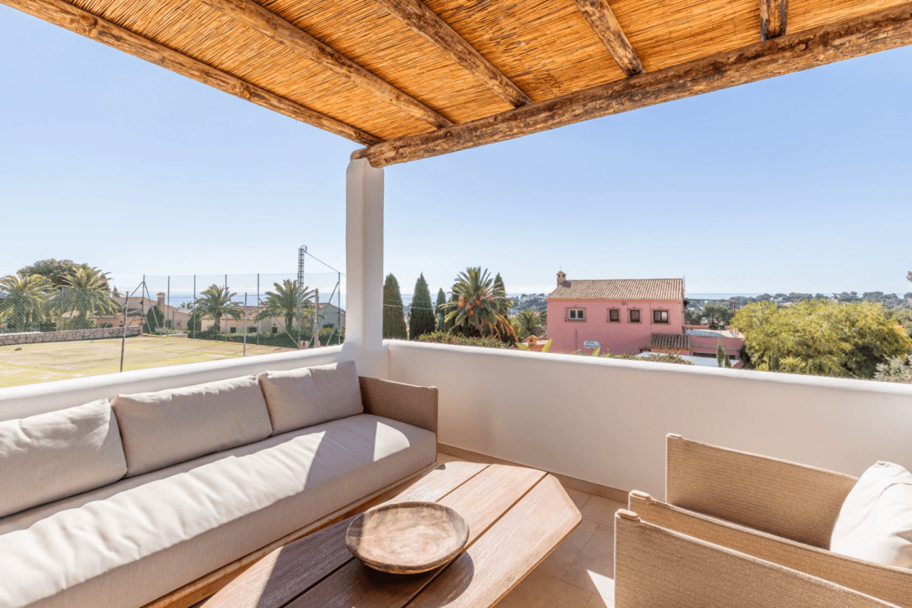 Ibiza-Stil Luxusvilla in Moraira — Mediterrane Eleganz nur 1 km vom Meer entfernt