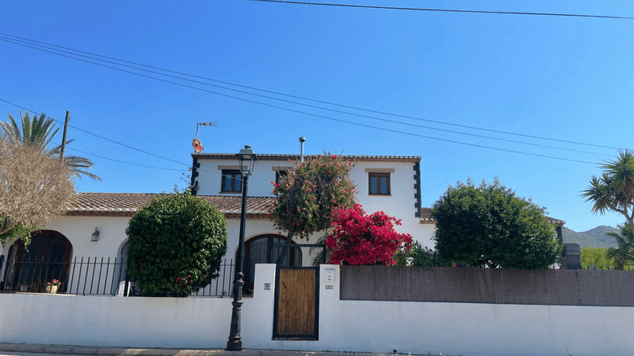 Villa zu verkaufen in Alcalali: Innerhalb des Dorfes und mit separatem Gästehaus