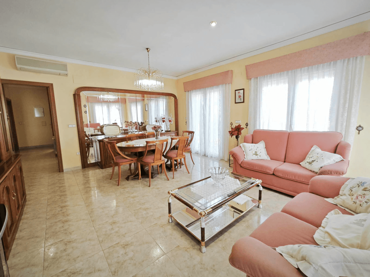 Villa de 270 m2 avec piscine à vendre à Pedreguer, quartier résidentiel à deux pas du centre