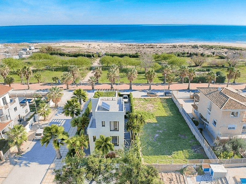 PROYECTO PARA CONSTRUIR EN PRIMERA LÍNEA DE PLAYA DE OLIVA