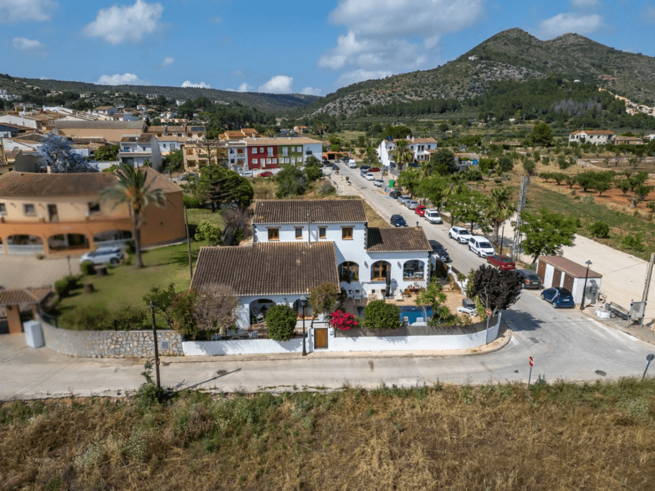 Villa zu verkaufen in Alcalali: Innerhalb des Dorfes und mit separatem Gästehaus