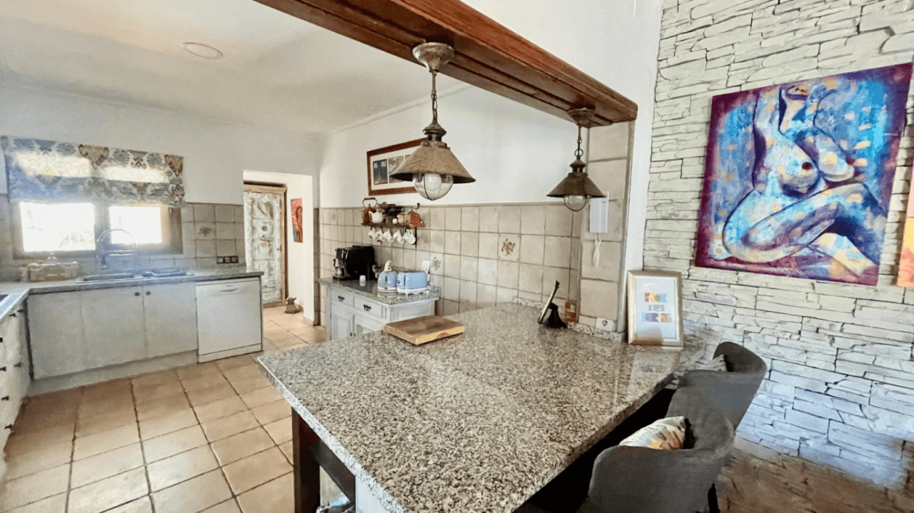Villa zu verkaufen in Alcalali: Innerhalb des Dorfes und mit separatem Gästehaus