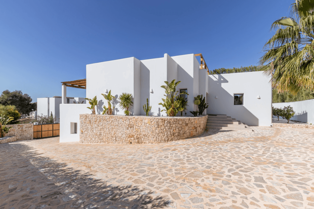 Ibiza-Stil Luxusvilla in Moraira — Mediterrane Eleganz nur 1 km vom Meer entfernt