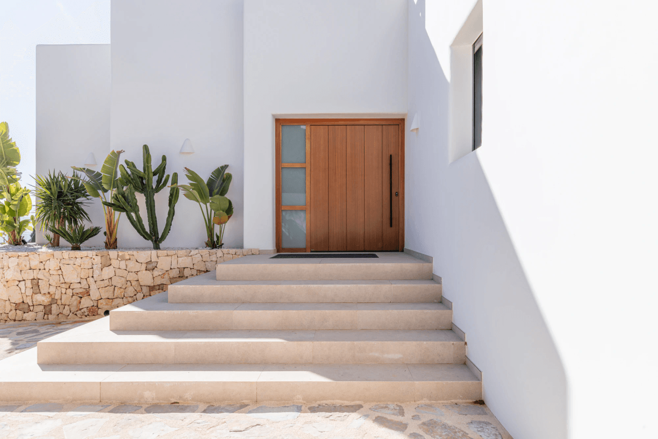Ibiza-Stil Luxusvilla in Moraira — Mediterrane Eleganz nur 1 km vom Meer entfernt